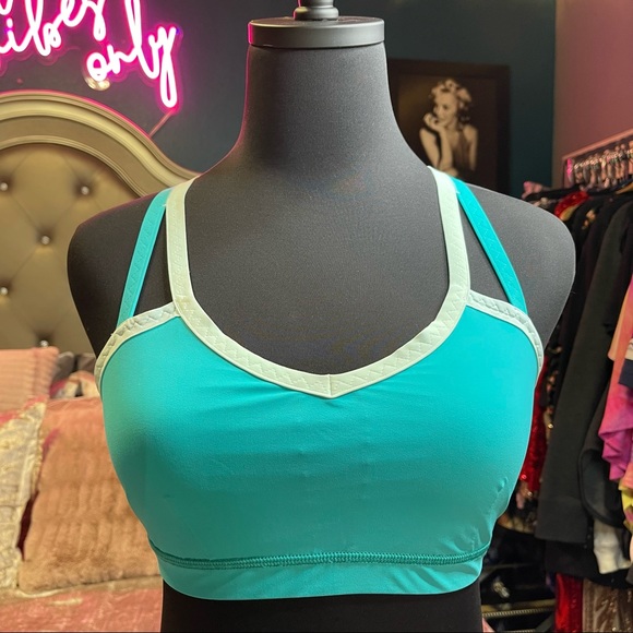 Lululemon Water Bound Bra
Blue Tropics / Aquamarine Size 6 - Picture 13 of 13